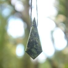 Load image into Gallery viewer, Pounamu - Tio pātainga
